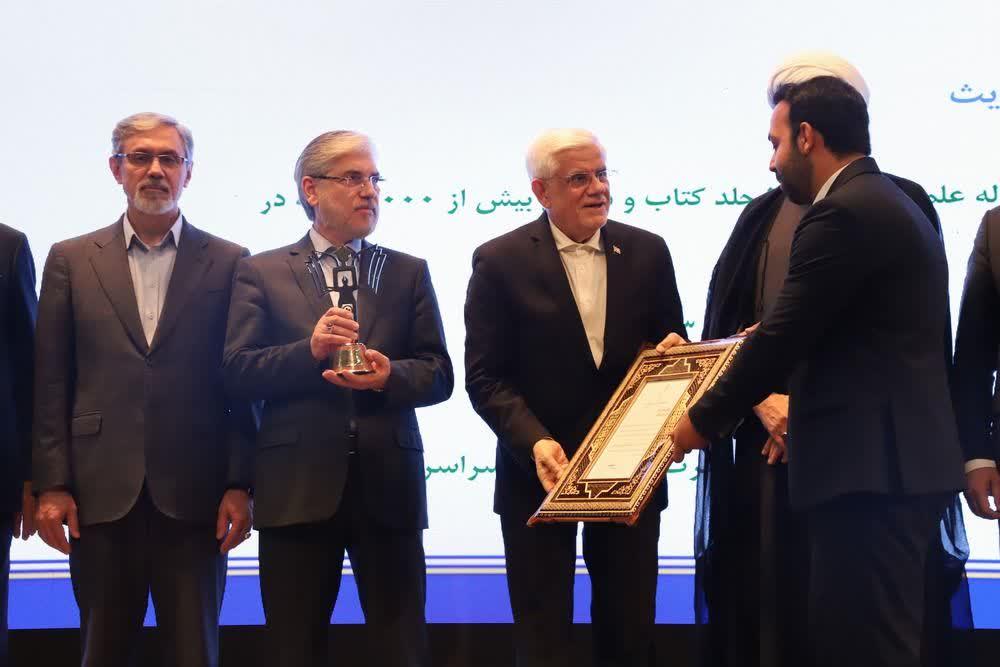 انتخاب محقق پسا دکتری دانشگاه مازندران  به عنوان دانشجوی نمونه کشوری